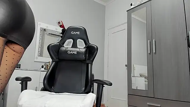 anisialuna  online show from 02.25.25