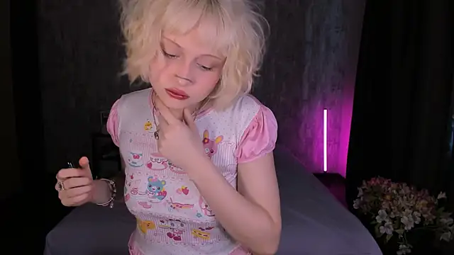 Snapshot of MariaMango chatting on 10.23.25 MariaMango online show from 10.23.25