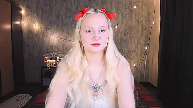 Snapshot of MariaMango chatting on 11.22.25 MariaMango online show from 11.22.25