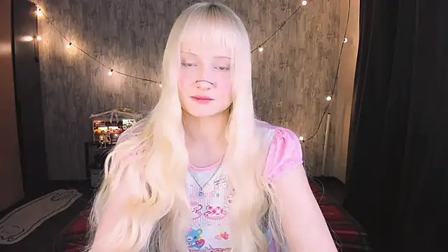 Snapshot of MariaMango chatting on 11.23.25 MariaMango online show from 11.23.25