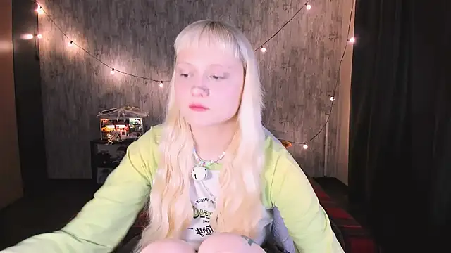 Snapshot of MariaMango chatting on 11.25.25 MariaMango online show from 11.25.25