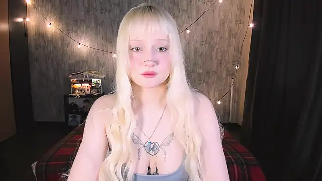 Snapshot of MariaMango chatting on 11.26.25 MariaMango online show from 11.26.25