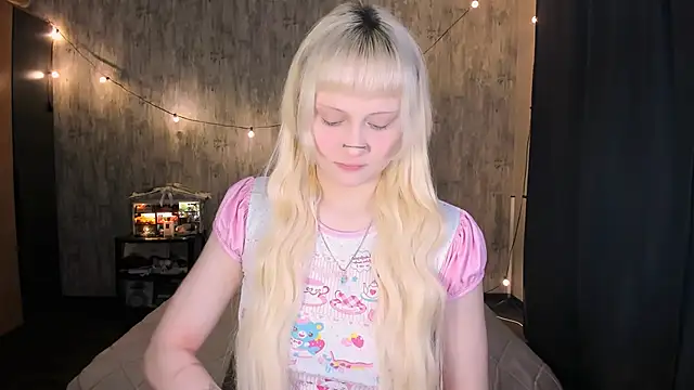 Snapshot of MariaMango chatting on 12.15.25 MariaMango online show from 12.15.25