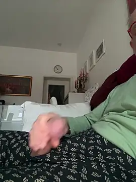 Snapshot of Frank22xx chatting on 10.16.25 Frank22xx online show from 10.16.25