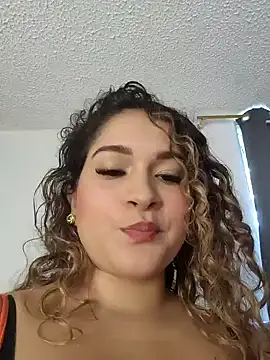 Snapshot of Sara_smiiith211 chatting on 11.30.25 Sara smiiith211 online show from 11.30.25