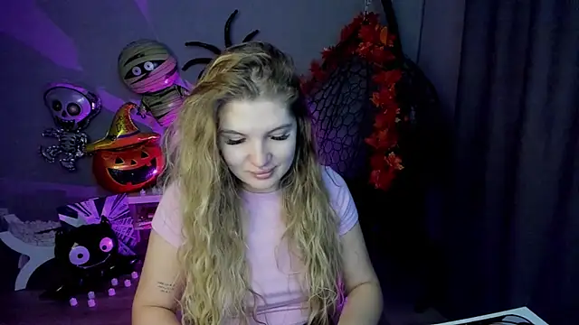 Snapshot of lily_williamss chatting on 10.27.25 lily williamss online show from 10.27.25