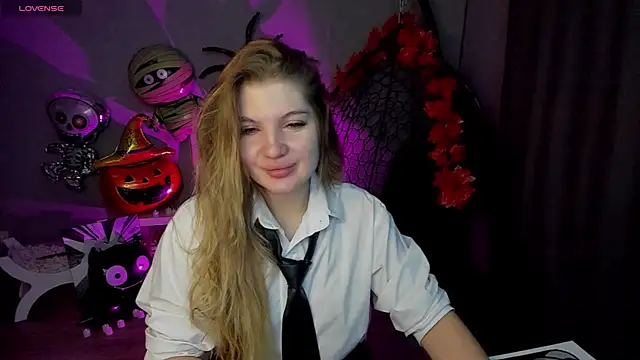 Snapshot of lily_williamss chatting on 10.31.25 lily williamss online show from 10.31.25