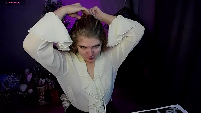 Snapshot of lily_williamss chatting on 11.13.25 lily williamss online show from 11.13.25