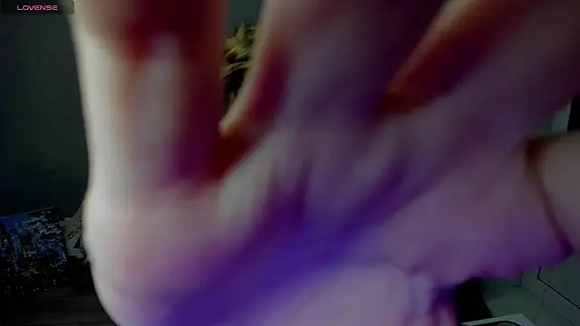 Snapshot of lily_williamss chatting on 12.21.25 lily williamss online show from 12.21.25