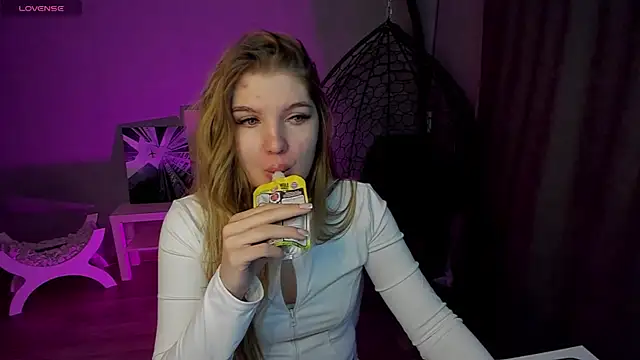 Snapshot of lily_williamss chatting on 02.27.26 lily williamss online show from 02.27.26