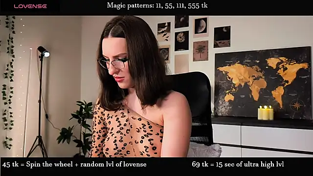Snapshot of Alicia_x_art chatting on 06.12.26 Alicia x art online show from 06.12.26