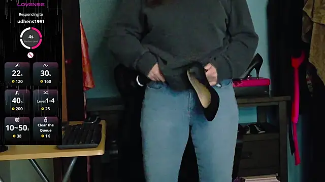 Snapshot of TreeJeanne chatting on 10.27.25 TreeJeanne online show from 10.27.25