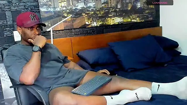 Snapshot of thomas_santtos1 chatting on 02.14.25 thomas santtos1 online show from 02.14.25