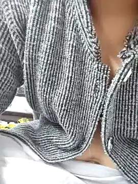 Snapshot of Aaradhya chatting on 12.27.24 Aaradhya online show from 12.27.24