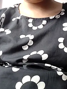 Snapshot of Aaradhya chatting on 02.19.25 Aaradhya online show from 02.19.25