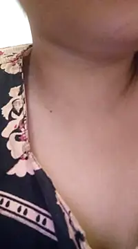 Snapshot of Aaradhya chatting on 03.04.25 Aaradhya online show from 03.04.25