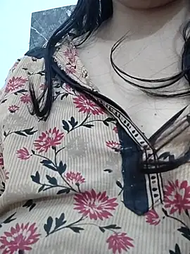 Snapshot of Aaradhya chatting on 03.18.25 Aaradhya online show from 03.18.25