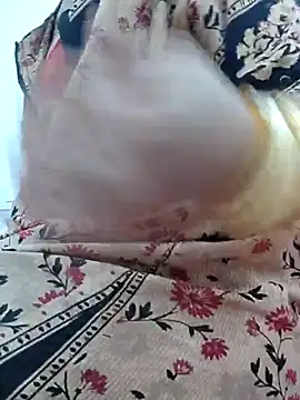 Snapshot of Aaradhya chatting on 03.20.25 Aaradhya online show from 03.20.25