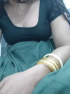 Snapshot of Aaradhya chatting on 03.21.25 Aaradhya online show from 03.21.25