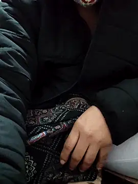 Snapshot of Aaradhya chatting on 12.14.25 Aaradhya online show from 12.14.25