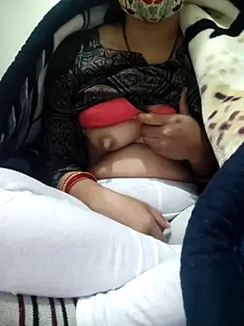 Snapshot of Aaradhya chatting on 12.15.25 Aaradhya online show from 12.15.25