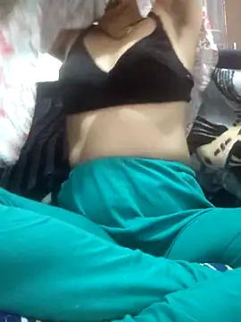 Snapshot of Aaradhya chatting on 12.16.25 Aaradhya online show from 12.16.25