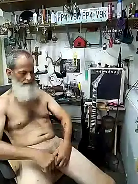 Snapshot of Danialanon chatting on 10.04.25 Danialanon online show from 10.04.25