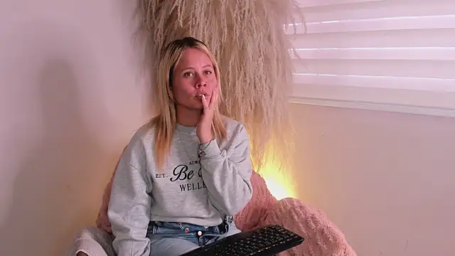 stefanny ruiz  online show from 01.02.25