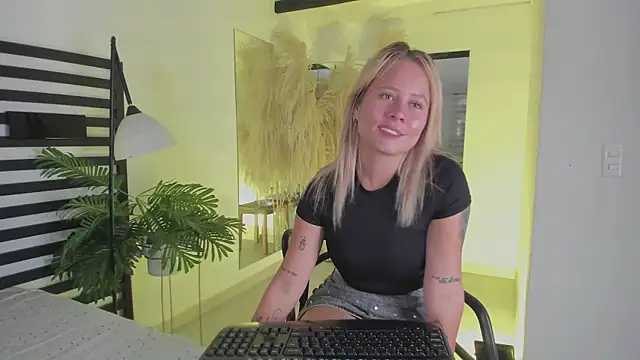 stefanny ruiz  online show from 01.10.25