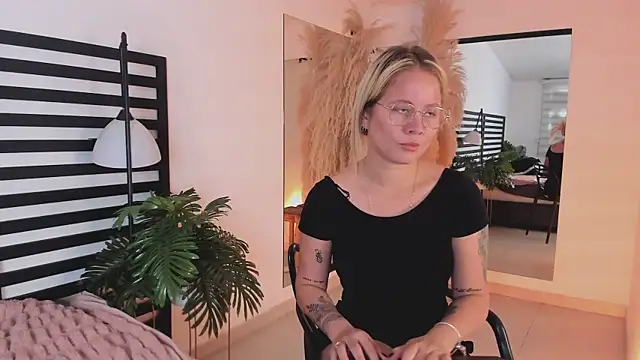 stefanny ruiz  online show from 01.26.25