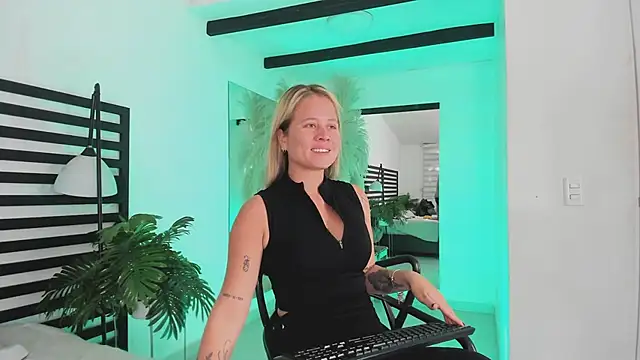 stefanny ruiz  online show from 01.28.25