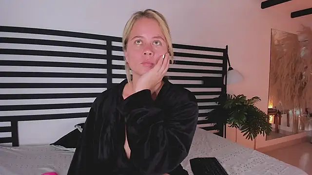 stefanny ruiz  online show from 02.04.25