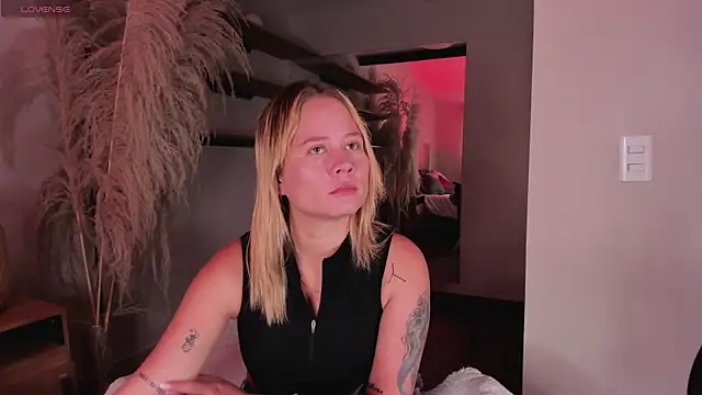 stefanny ruiz  online show from 03.11.25