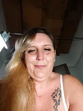 BecciDeluxe online show from 11.15.25