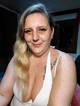 BecciDeluxe online show from 11.26.25