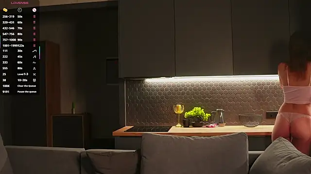 Snapshot of IdaJonesy chatting on 11.28.25 IdaJonesy online show from 11.28.25