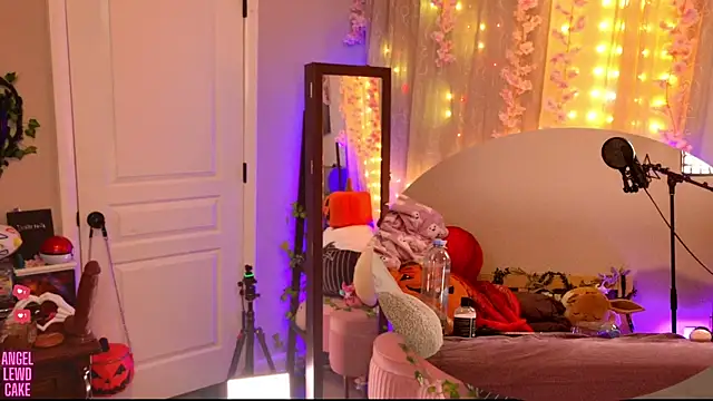 Snapshot of Angel-Lewd-Cake chatting on 10.25.25 Angel-Lewd-Cake online show from 10.25.25