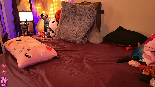 Snapshot of Angel-Lewd-Cake chatting on 12.01.25 Angel-Lewd-Cake online show from 12.01.25