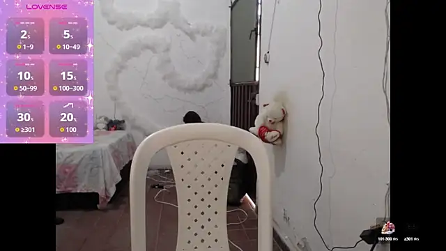 Snapshot of foxysweet09 chatting on 10.15.25 foxysweet09 online show from 10.15.25