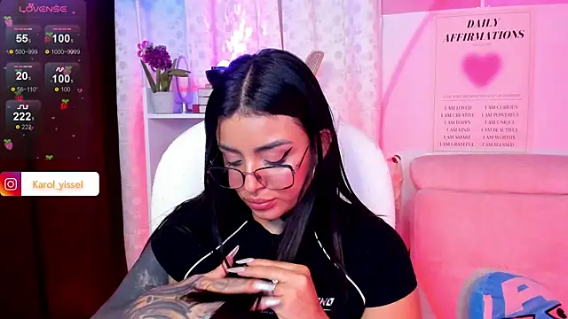 Snapshot of Hinataw33d01 chatting on 02.15.25 Hinataw33d01 online show from 02.15.25