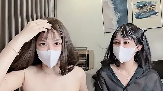 Snapshot of Mono-Stewardesss chatting on 10.11.25 Mono-Stewardesss online show from 10.11.25