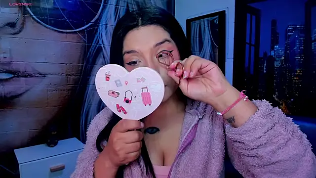 Snapshot of Small_naughty_ chatting on 01.24.25 Small naughty online show from 01.24.25