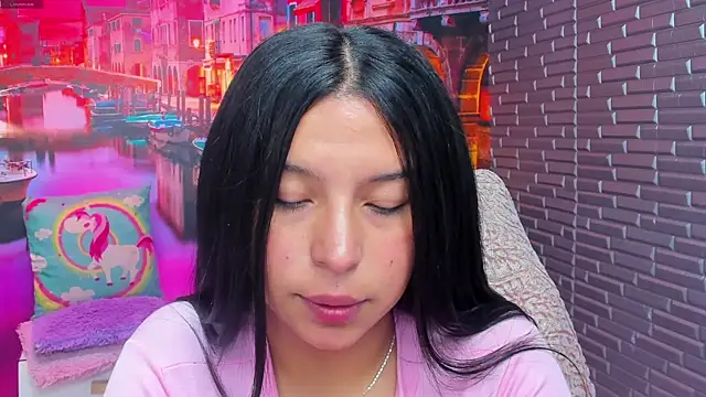 Snapshot of Small_naughty_ chatting on 10.28.25 Small naughty online show from 10.28.25