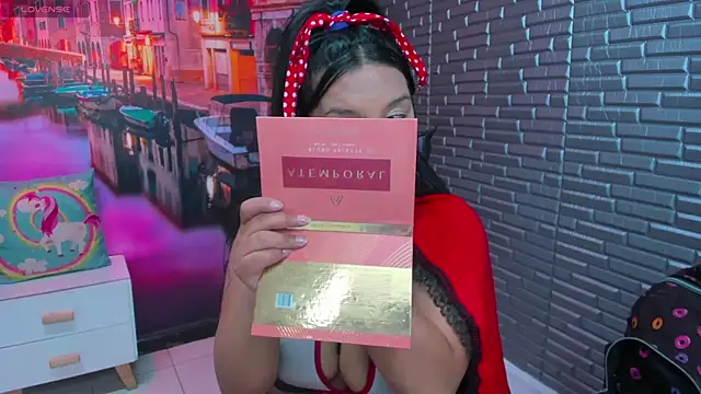 Snapshot of Small_naughty_ chatting on 10.31.25 Small naughty online show from 10.31.25