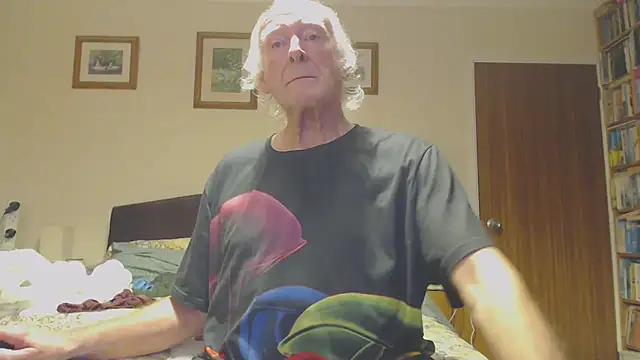 Snapshot of WaverlyKernow chatting on 01.01.25 WaverlyKernow online show from 01.01.25