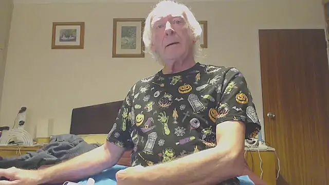 Snapshot of WaverlyKernow chatting on 01.04.25 WaverlyKernow online show from 01.04.25