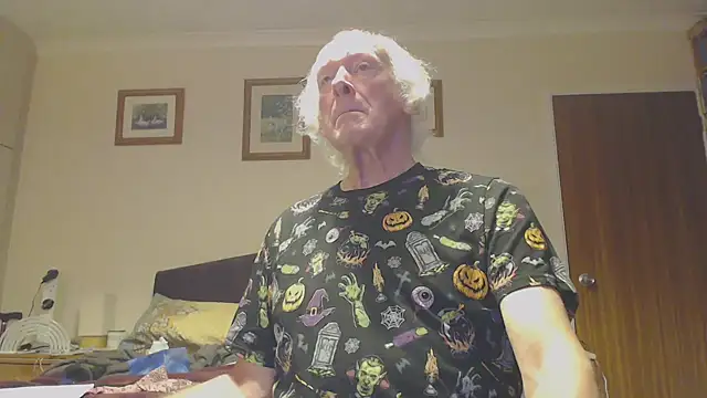 Snapshot of WaverlyKernow chatting on 01.05.25 WaverlyKernow online show from 01.05.25