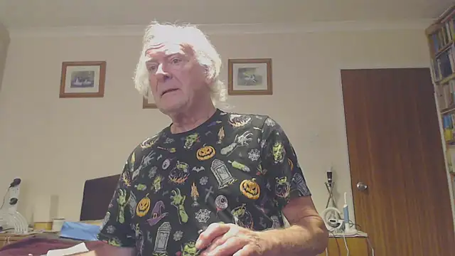 Snapshot of WaverlyKernow chatting on 01.06.25 WaverlyKernow online show from 01.06.25