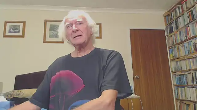 Snapshot of WaverlyKernow chatting on 01.12.25 WaverlyKernow online show from 01.12.25