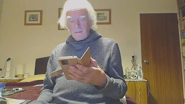 Snapshot of WaverlyKernow chatting on 01.26.25 WaverlyKernow online show from 01.26.25
